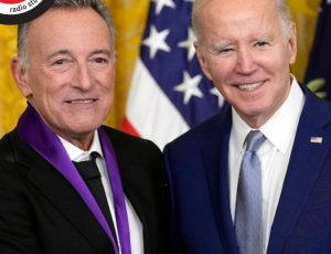 Bruce Springsteen riceve una medaglia dal Presidente Biden