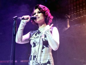 Raye annuncia il nuovo album This Music May Contain Hope: un viaggio dalla notte alla luce