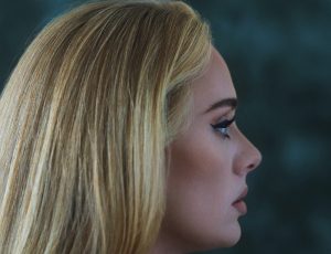 Adele avvistata in giro per Roma