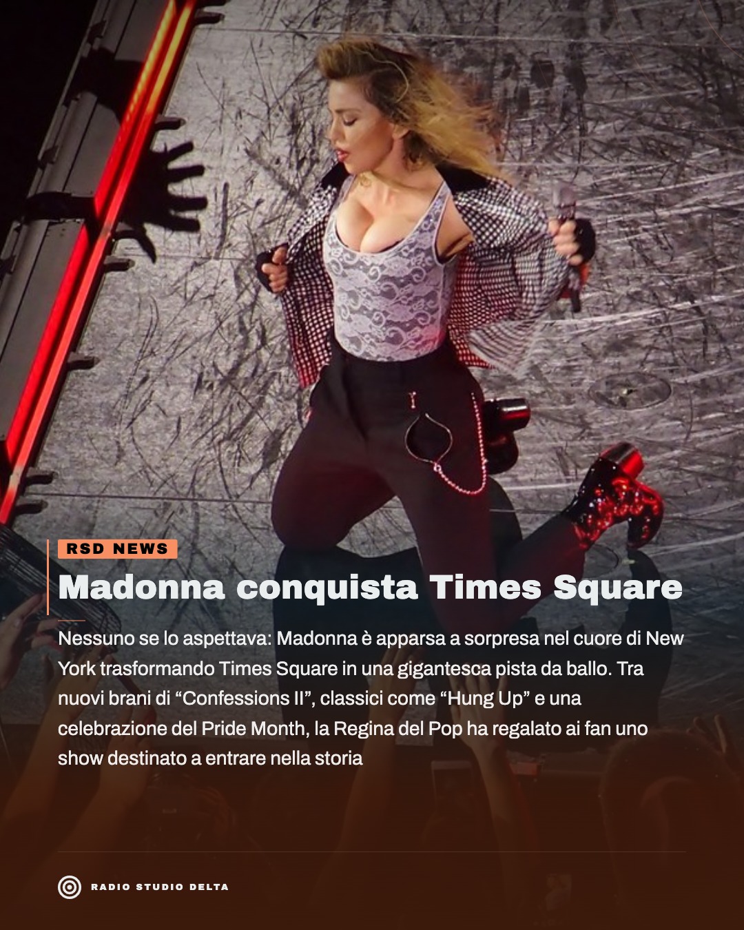Nessuno se lo aspettava: Madonna è apparsa a sorpresa nel cuore di New York trasformando Times Square in una gigantesca pista da ballo. Tra nuovi brani di “Confessions II”, classici come “Hung Up” e una celebrazione del Pride Month, la Regina del Pop ha regalato ai fan uno show destinato a entrare nella storia