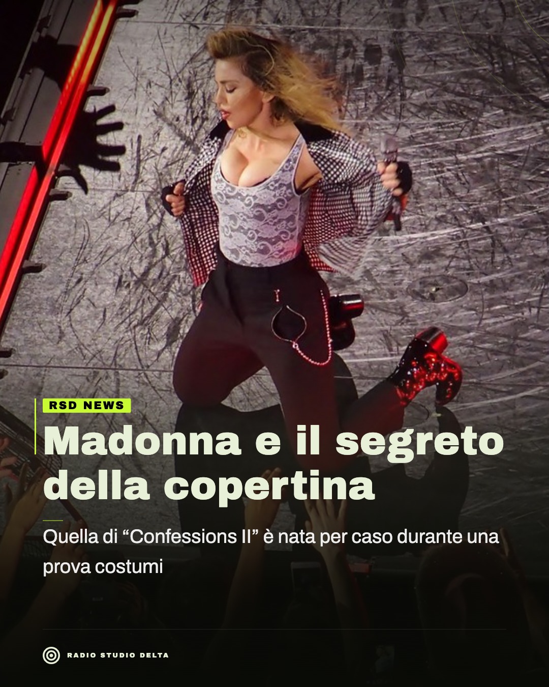 Quella di “Confessions II” è nata per caso durante una prova costumi