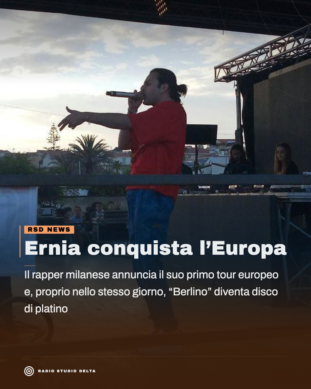 Il rapper milanese annuncia il suo primo tour europeo e, proprio nello stesso giorno, “Berlino” diventa disco di platino