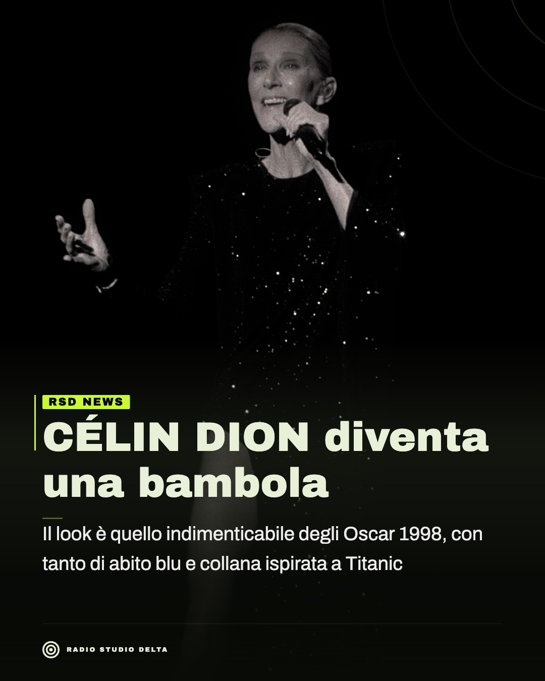 Il look è quello indimenticabile degli Oscar 1998, con tanto di abito blu e collana ispirata a Titanic